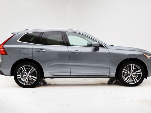 Used 2018 Volvo XC60 T6 Momentum w/ Vision Package image 3