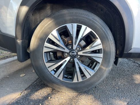 Used 2023 Nissan Rogue SV image 9