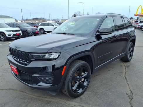 Used 2023 Jeep Grand Cherokee Altitude image 8