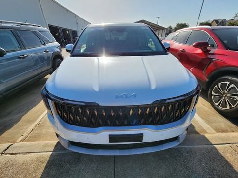 Used 2025 Kia Carnival FWD image 2