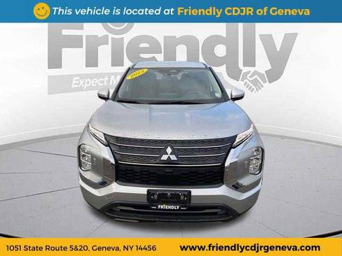 Used 2023 Mitsubishi Outlander ES image 2