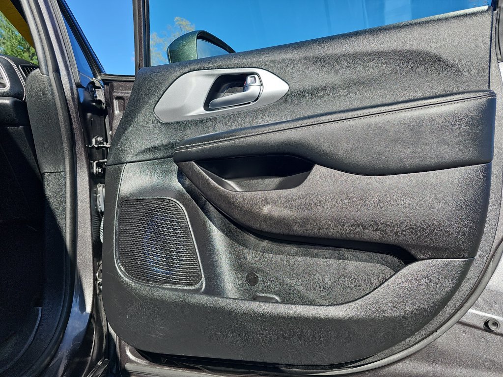 Used 2021 Chrysler Pacifica Touring-L w/ Premium & Safety Sphere Group FWD image 22