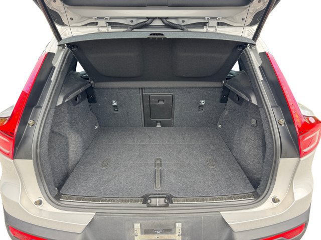 Used 2025 Volvo XC40 B5 Plus AWD/4WD image 18
