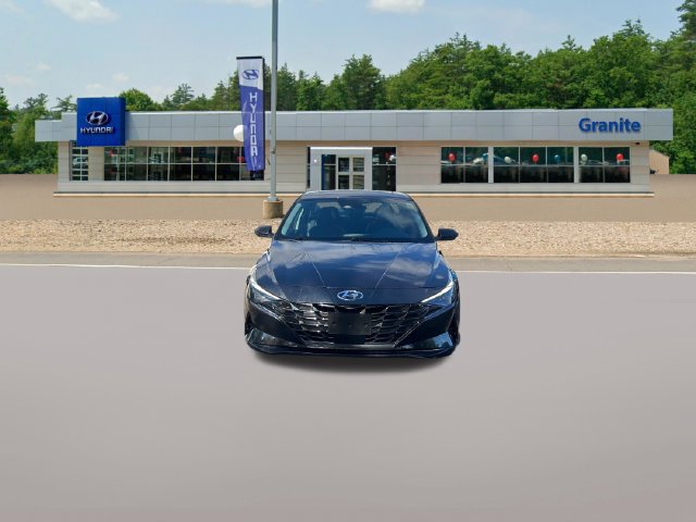 Used 2023 Hyundai Elantra Limited w/ Preferred Accessory Package FWD image 3