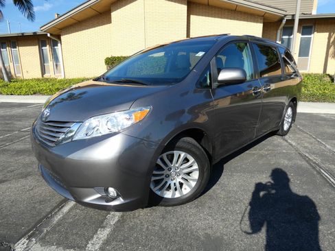 Used 2017 Toyota Sienna XLE image 15
