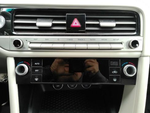 Used 2024 Genesis G70 2.5T image 45