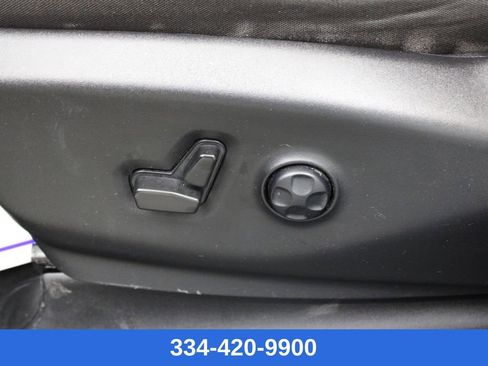 Used 2023 Chrysler Pacifica Touring image 17