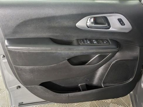 Used 2021 Chrysler Pacifica Touring-L w/ S Appearance Package image 14