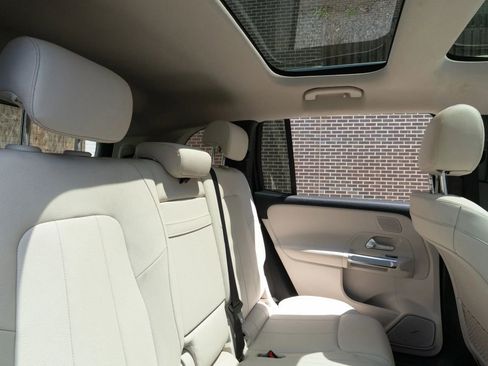 Used 2021 Mercedes-Benz GLB 250 4MATIC w/ Premium Package image 14