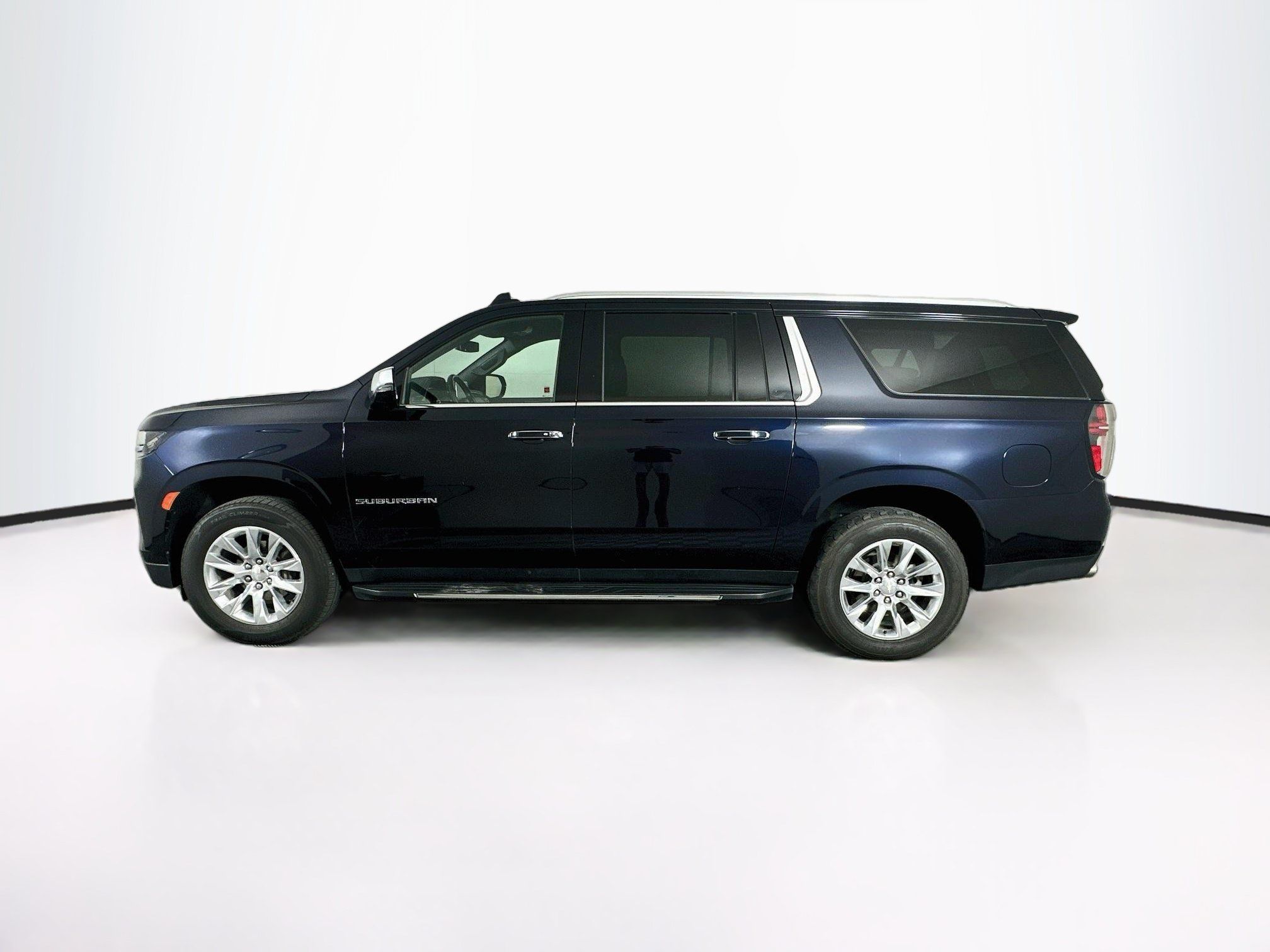 Used 2023 Chevrolet Suburban Premier AWD/4WD image 4