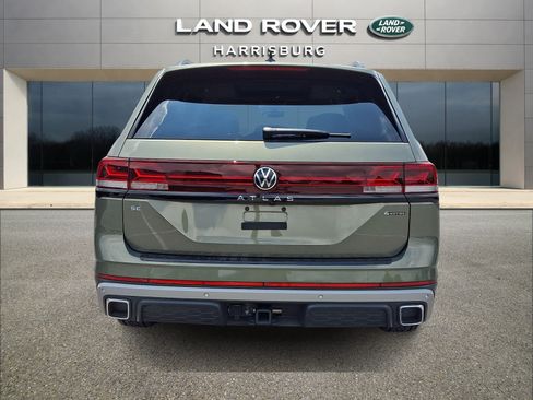 Used 2025 Volkswagen Atlas Peak Edition SE AWD/4WD image 3
