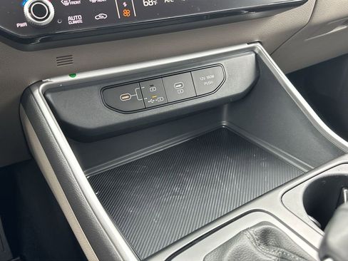 New 2025 Kia Carnival FWD image 25