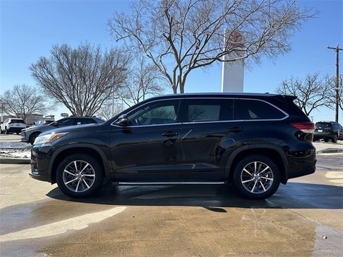 Used 2019 Toyota Highlander XLE image 2
