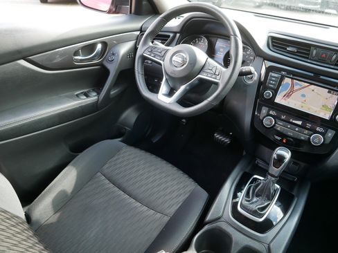 Used 2018 Nissan Rogue SV w/ Sun & Sound Touring Package AWD/4WD image 9
