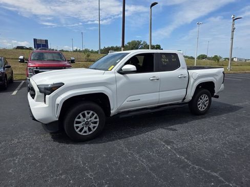 Used 2024 Toyota Tacoma SR5 w/ SR5 Upgrade Package AWD/4WD image 9