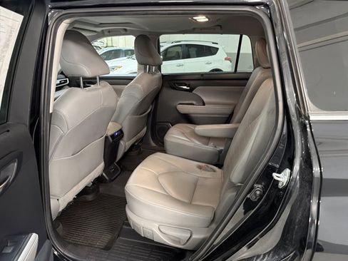 Used 2020 Toyota Highlander XLE image 8