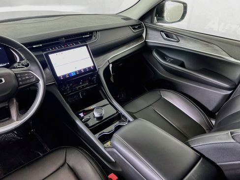 Used 2023 Jeep Grand Cherokee Limited AWD/4WD image 23