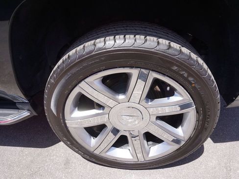 Used 2020 Cadillac Escalade Luxury RWD image 16