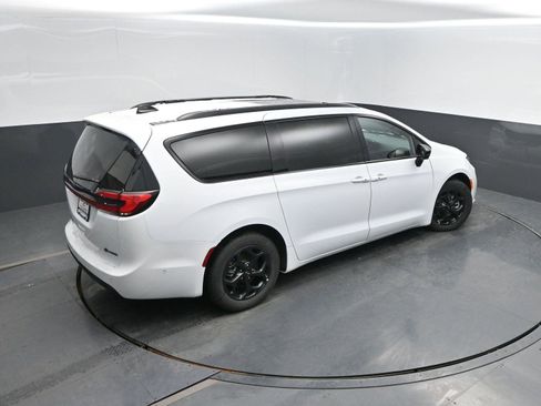 Used 2024 Chrysler Pacifica Premium image 42