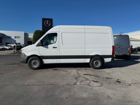 Used 2025 Mercedes-Benz Sprinter 2500 image 9