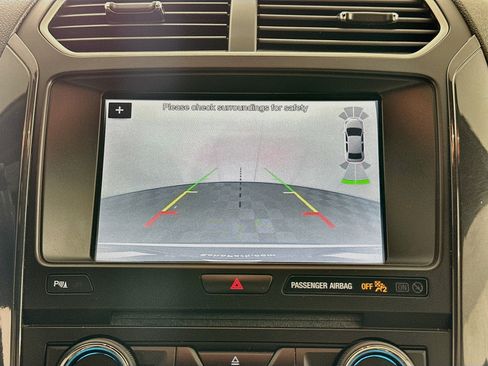 Used 2018 Ford Explorer XLT w/ Equipment Group 202A FWD image 22