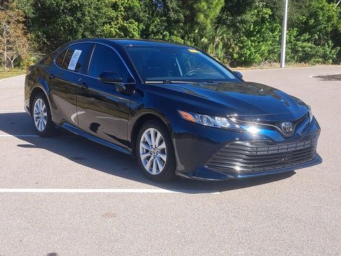 Used 2020 Toyota Camry LE image 2