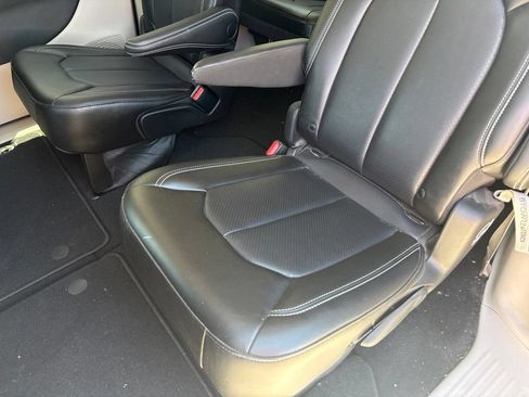 Used 2023 Chrysler Pacifica Touring-L AWD/4WD image 38