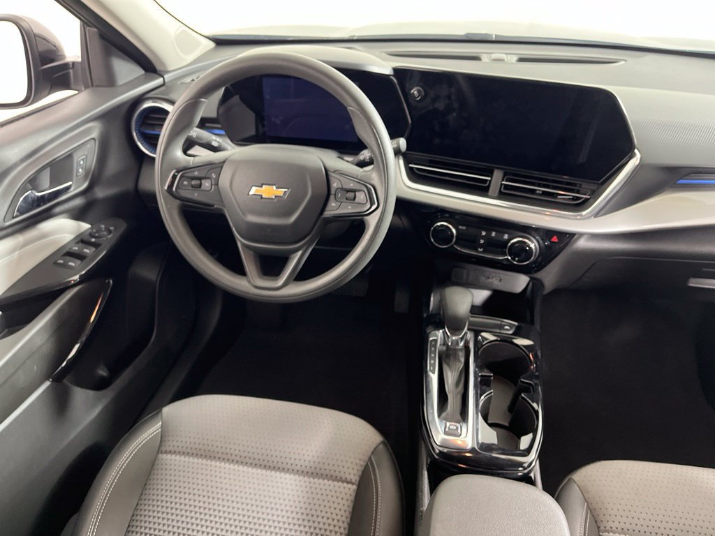 Used 2025 Chevrolet Trax LT FWD image 2