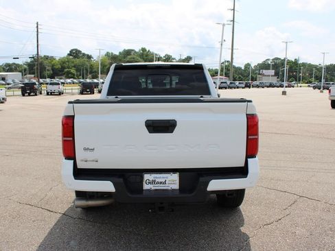 Used 2024 Toyota Tacoma SR5 AWD/4WD image 17