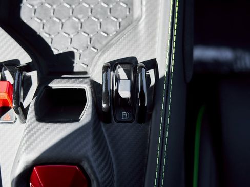 Used 2025 Lamborghini Revuelto Base image 64