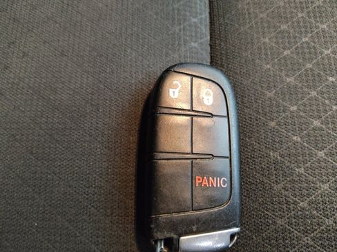 Used 2018 Jeep Grand Cherokee Laredo image 32