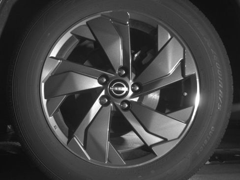 Used 2025 Nissan Rogue SV FWD image 14
