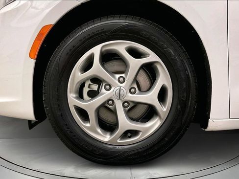 Used 2023 Chrysler Pacifica Limited FWD image 10