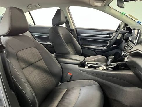 Used 2024 Nissan Altima 2.5 SV FWD image 10