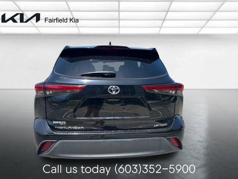 Used 2022 Toyota Highlander LE AWD/4WD image 4