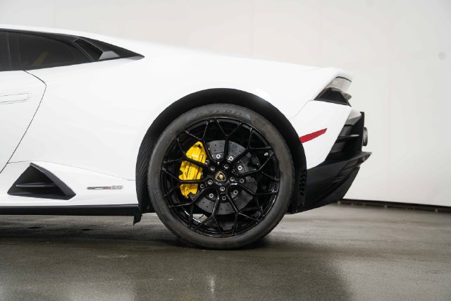 Used 2020 Lamborghini Huracan EVO RWD image 12