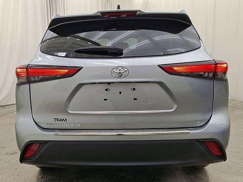 Used 2023 Toyota Highlander LE image 2