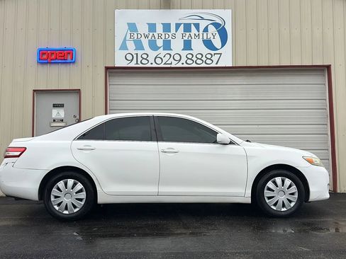 Used 2010 Toyota Camry SE image 14
