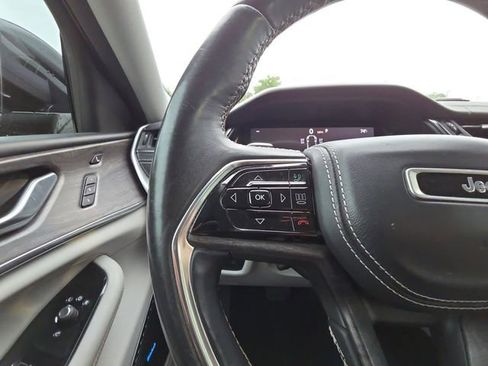 Used 2022 Jeep Grand Cherokee L Overland w/ Luxury Tech Group IV RWD image 11
