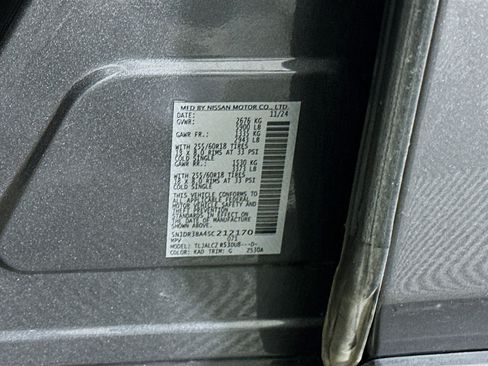 Used 2025 Nissan Pathfinder SV image 12