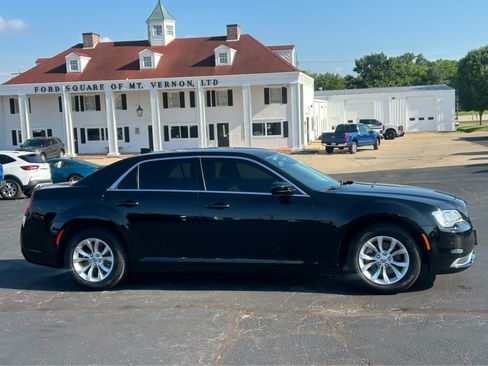 Used 2023 Chrysler 300 Touring RWD image 3