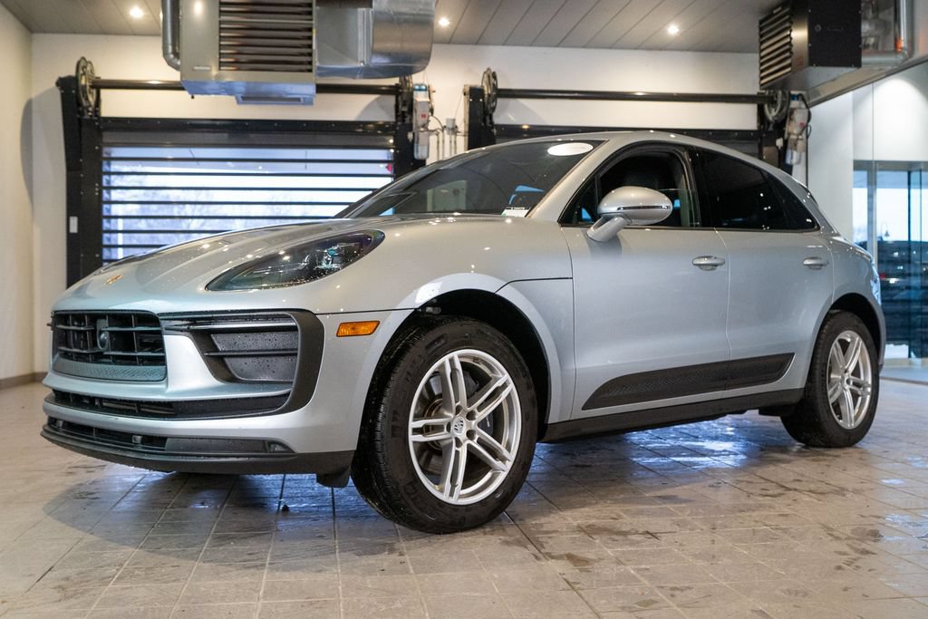Certified 2025 Porsche Macan AWD/4WD image 1