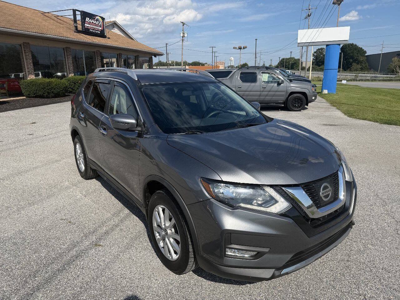 Used 2017 Nissan Rogue SV AWD/4WD image 1