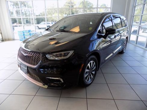Used 2022 Chrysler Pacifica Touring-L FWD image 3