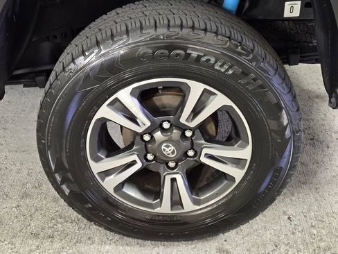 Used 2019 Toyota Tacoma TRD Off-Road w/ Technology Package RWD image 13