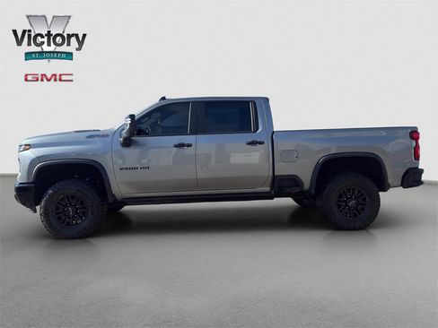 Used 2024 Chevrolet Silverado 2500 ZR2 w/ Technology Package image 6