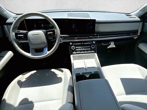 Used 2025 Hyundai Santa Fe SE FWD image 16