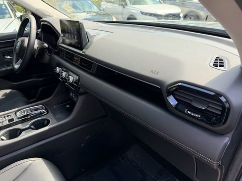 Used 2024 Honda Pilot Touring image 19