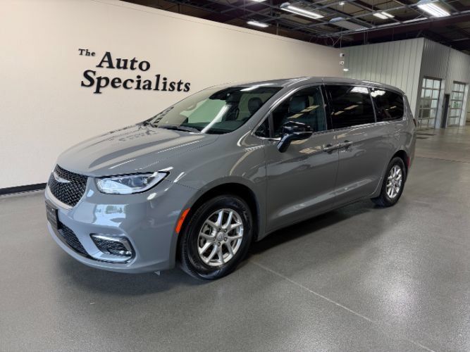 Used 2025 Chrysler Pacifica Select FWD image 1