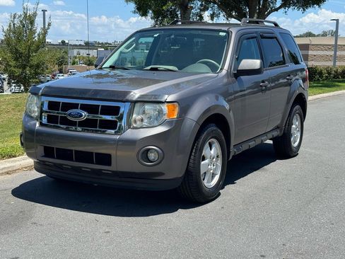 Used 2011 Ford Escape XLT FWD image 2